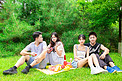 野餐早上青年学生户外草坪摄影图配图
