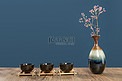 茶艺下午三个茶杯和花瓶在桌面放置摄影图配图