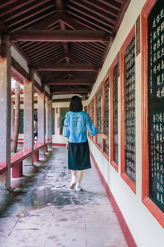 洛阳白园白天少女长廊室外观赏摄影图配图