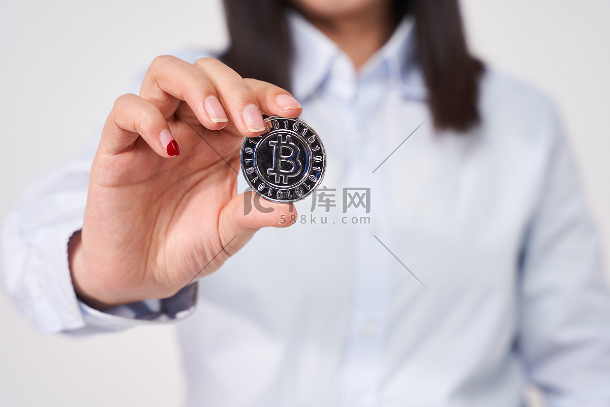 商务投资比特币手拿毕比特币特写摄影图配图高清摄影大图-千库网