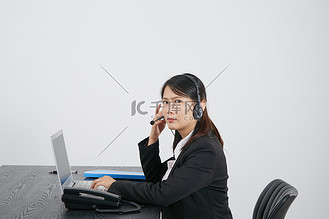 商务人物女性客服上班接电话摄影图配图