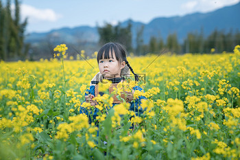 农村春天暖春女孩赏花油菜花地赏花摄影图配图