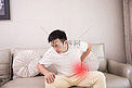 青年男性受伤腰疼疼痛摄影图配图