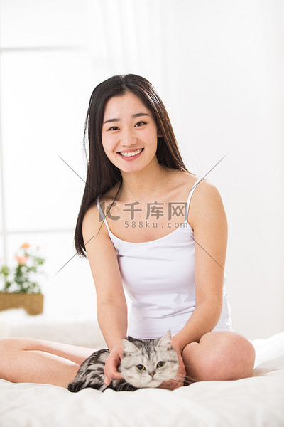 青年女人和猫