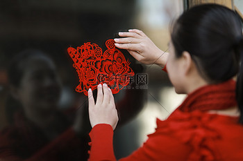 贴窗花过年春节人像特色节日过春节摄影图配图