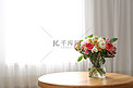 七夕家里窗边的桌子上摆了一束美丽的花束。文本空间