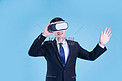 虚拟体验人像VR眼镜科技摄影图配图
