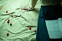 文艺图片傍晚美女放满樱桃的床上看书摄影图配图