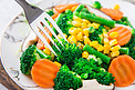 美食白天一盘蔬菜沙拉盘子里摆放摄影图配图