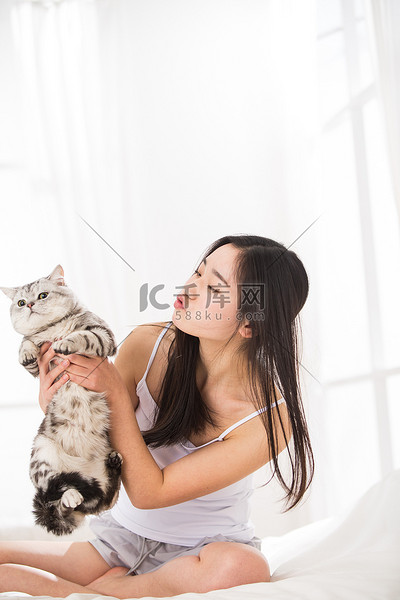 qq宠物摄影照片_青年女人和猫
