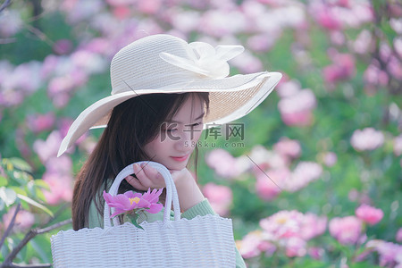 木刻牡丹花摄影照片立夏夏季早上牡丹花美女花园采花摄影图配图