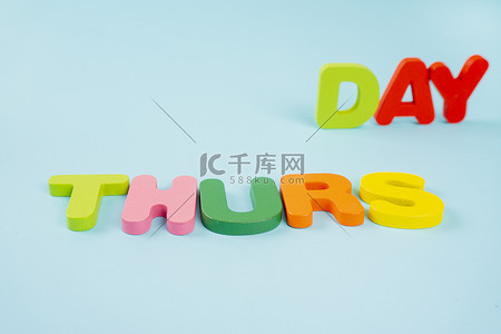 THURSDAY星期四英文组合彩色字母积木摄影图配图高清摄影大图-千库网