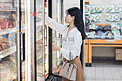 购物超市上班族下班冰柜摄影图配图