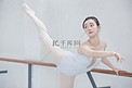 艺术舞蹈练舞芭蕾训练运动摄影图配图