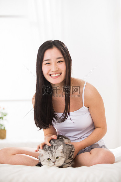 青年女人和猫