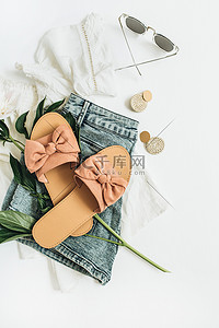 木刻牡丹花摄影照片女性时尚背景与白色牡丹花拖鞋太阳镜耳环短裤t恤衫平躺顶视图美