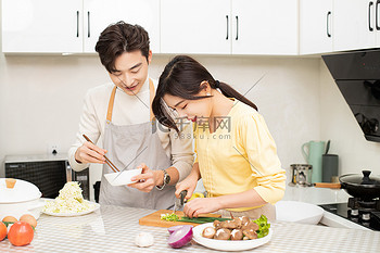 居家图片素材婚恋家务白天一对情侣厨房一起做饭摄影图配图