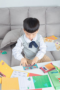 宠物贴纸摄影照片_学习晚上孩子室内贴贴纸摄影图配图