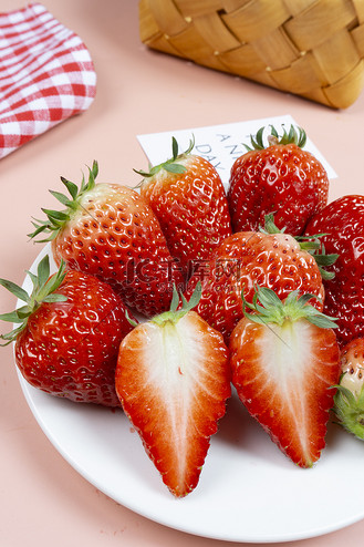 维生素新鲜营养草莓水果食材摄影图配图