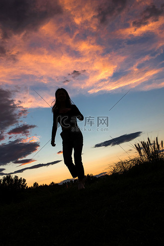 女人背影剪影图片素材_夕阳的青年女人