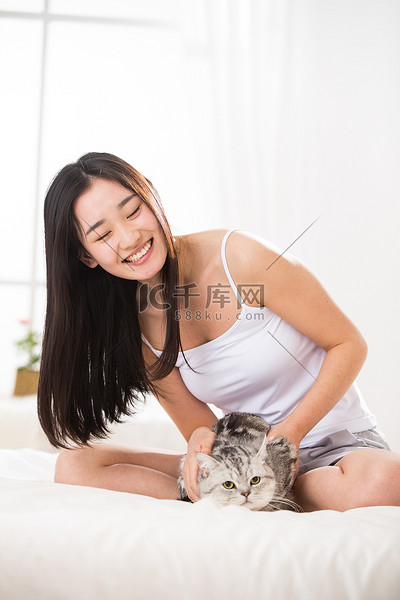 qq宠物摄影照片_青年女人和猫