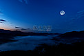 特色节日凌晨月亮山区飘动摄影图配图