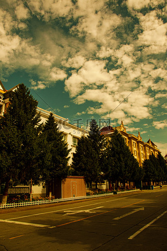 新疆美景白天城市街道美丽的风光摄影图配图