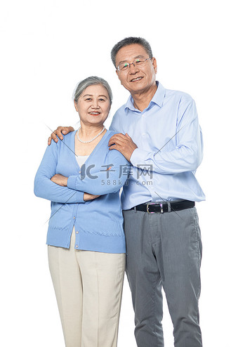 人物形象白天夫妻白色背景搭肩摄影图配图