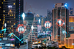在曼谷的夜景全景城市视野中，闪耀着社交媒体的图标。在人与企业之间建立联系和建立新联系的概念。加倍暴露.