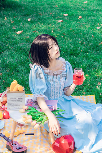 野餐白天美女户外草坪喝饮料摄影图配图