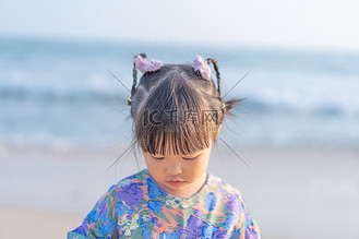 夕阳小图片素材_低头的小女孩夕阳女孩沙滩低头摄影图配图