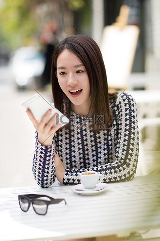 看手机女孩图片_看手机女孩素材-看手机女孩图片大全-千库网