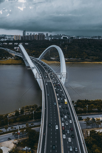 城市中午南宁大桥暴风雨岸边无人机摄影图配图