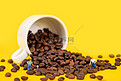 咖啡豆微缩创意咖啡黄色背景摄影图配图