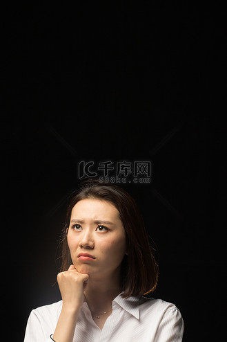 手托腮的美女矢量图图片_手托腮的美女矢量图素材-手托腮的美女矢量图