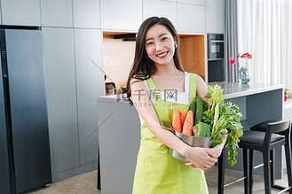 动漫蔬菜高清背景图片_青年女人拿着蔬菜