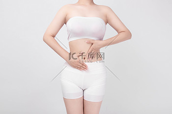 女性摄影照片图片素材美体白天女性室内塑形摄影图配图