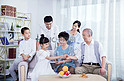 中秋家庭月饼八月十五人像摄影图配图
