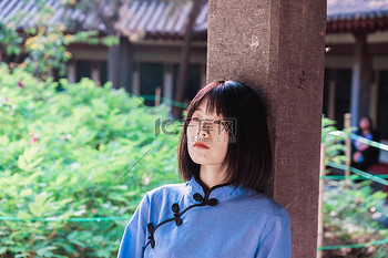 少女照片素材图片素材洛阳白园早上少女亭子户外坐着摄影图配图