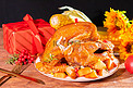 感恩节白天烤鸡和玉米室内礼物盒摄影图配图