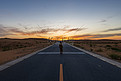 夕阳落日人在公路摄影图