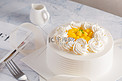 蛋糕白色清新奶油芒果摄影图配图