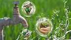水龙头绿色环保水滴水花白天水龙头水球草地流水摄影图配图