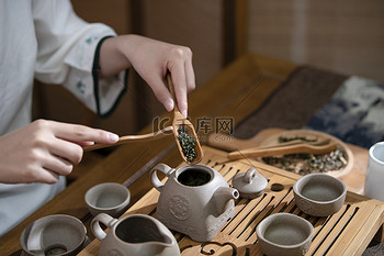 茶道傍晚女性在茶室泡茶摄影图配图