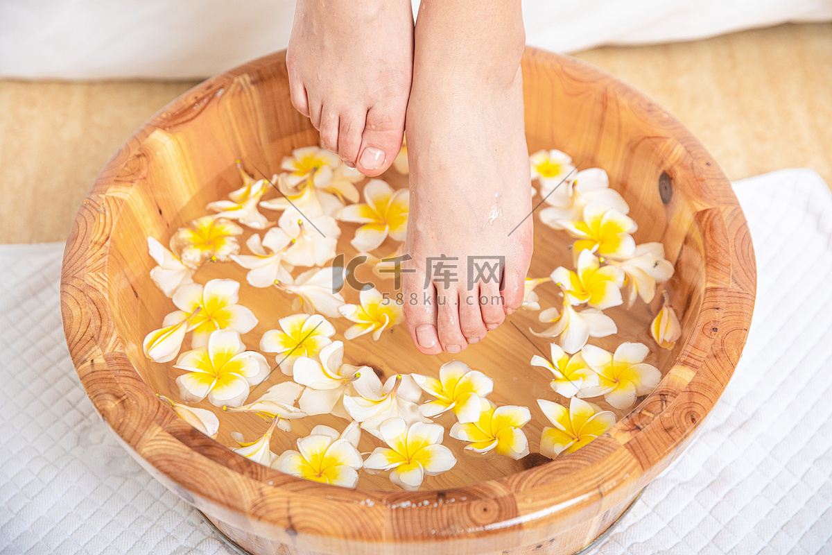 洗脚的日本美女图片素材-编号27742486-图行天下