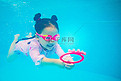 暑期培训白天女孩水下潜水摄影图配图