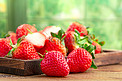 水果白天草莓木桌摆放摄影图配图
