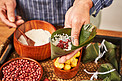 红豆粽子端午节包粽子过端午裹粽子摄影图配图