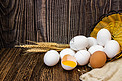 营养食材日常一堆鸡蛋木桌上烹饪摄影图配图