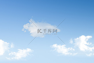 晴朗天空上的蓝天白云摄影图配图